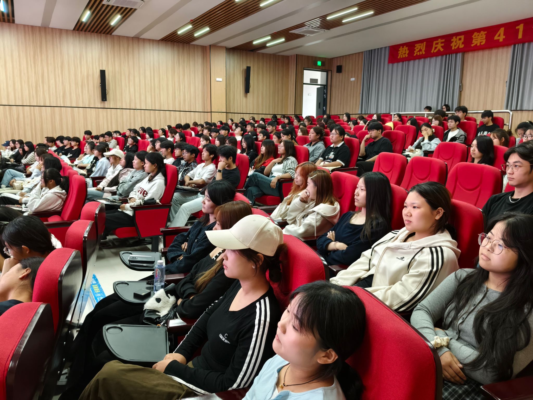 開啟大學(xué)新征程，共筑青春心夢(mèng)想——文化旅游學(xué)院2025級(jí)新生見面會(huì)暨會(huì)展策劃實(shí)踐項(xiàng)目啟動(dòng)